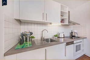 Fridge, oven, stovetop, coffee/tea maker