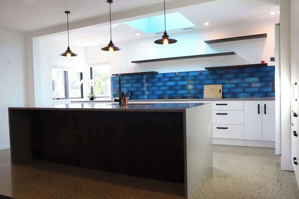 Fridge, oven, stovetop, dishwasher