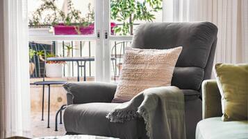 Apartamento, balcón | Zona de estar | Televisión de pantalla plana de 43 pulgadas con canales por cable