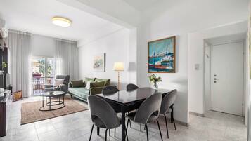 Apartamento, balcón | Zona de estar | Televisión de pantalla plana de 43 pulgadas con canales por cable