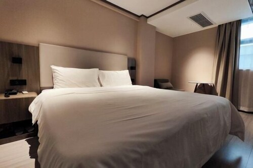 HanTing Hotel (Shenzhen Bao'an International Airport)