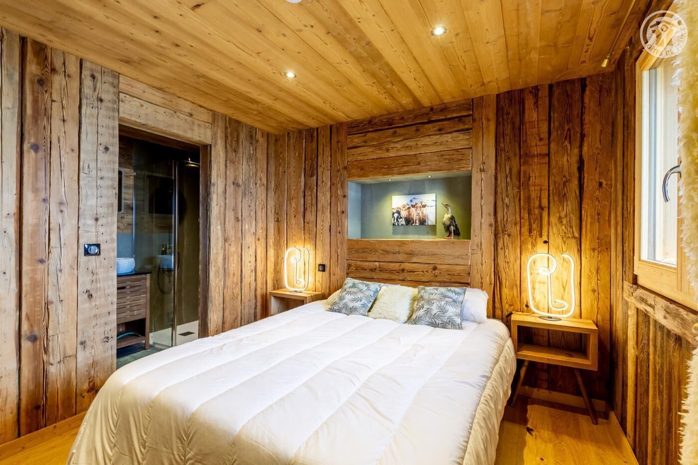 7 habitaciones, tabla de planchar con plancha y cuna de viaje 