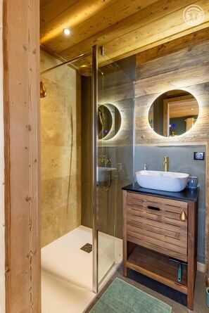 Douche, sèche-cheveux