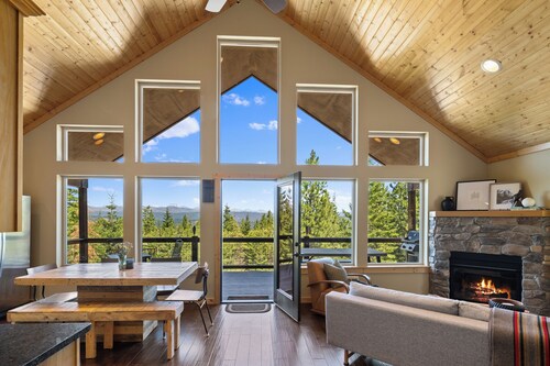 Secluded 4-bedroom Cabin Retreat with Game Room, AC, Hot Tub and Amazing View