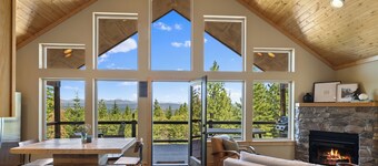 Secluded 4-bedroom Cabin Retreat with Game Room, AC, Hot Tub and Amazing View