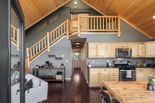 Secluded 4-bedroom Cabin Retreat with Game Room, AC, Hot Tub and Amazing View