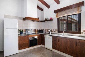 Microondas, horno, placa de cocina, lavavajillas