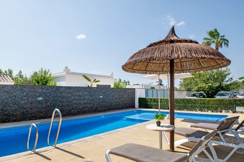 Holiday Home 'Villa Mendoza Olivo' with Private Pool, Wi-Fi and Air Conditioning