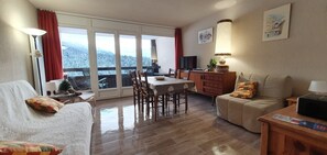 TV, lettore DVD, tavolo da ping pong, impianto stereo
