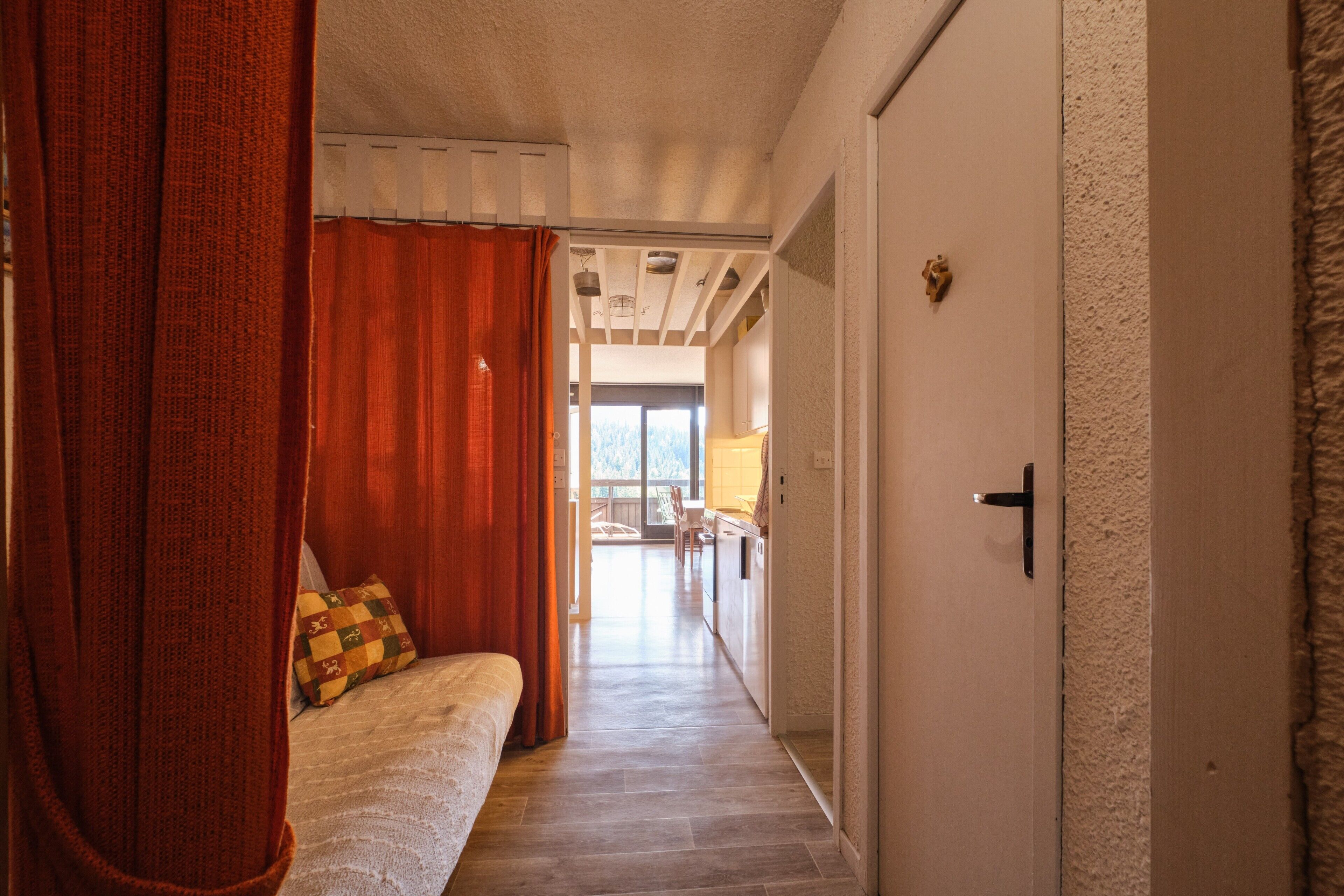 Fernseher, DVD-Player, Tischtennisplatte, Stereoanlage