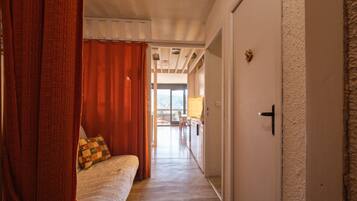 Fernseher, DVD-Player, Tischtennisplatte, Stereoanlage