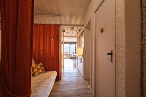 Televisión, reproductor de DVD, tenis de mesa y estéreo 