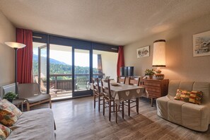 Een televisie, een dvd-speler, een tafeltennistafel en een stereo