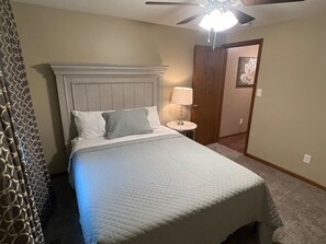 Desk, iron/ironing board, travel cot, WiFi - Near the Bills Stadium, Easy Drive to Downtown (Buffalo)