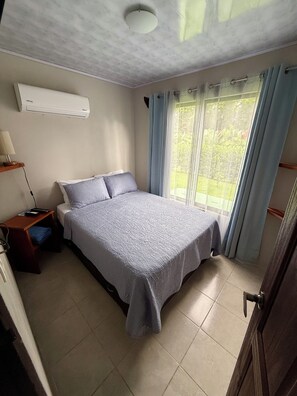 2 makuuhuonetta, työpöytä, ilmainen Wi-Fi, vuodevaatteet