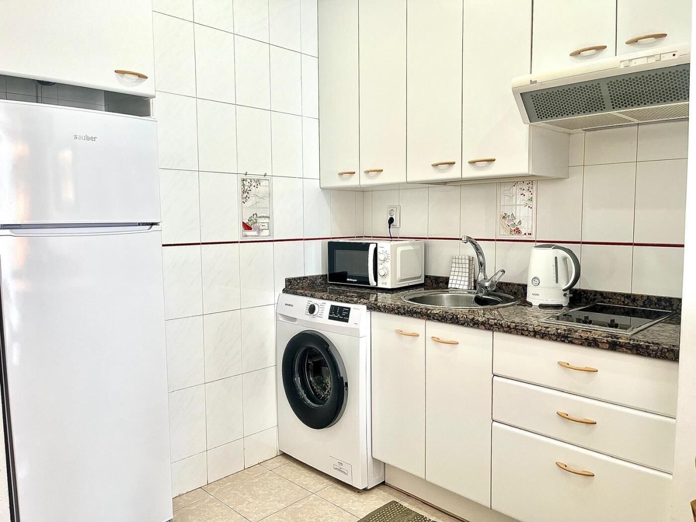 Refrigerador, microondas, cafetera y tetera y tostadora 