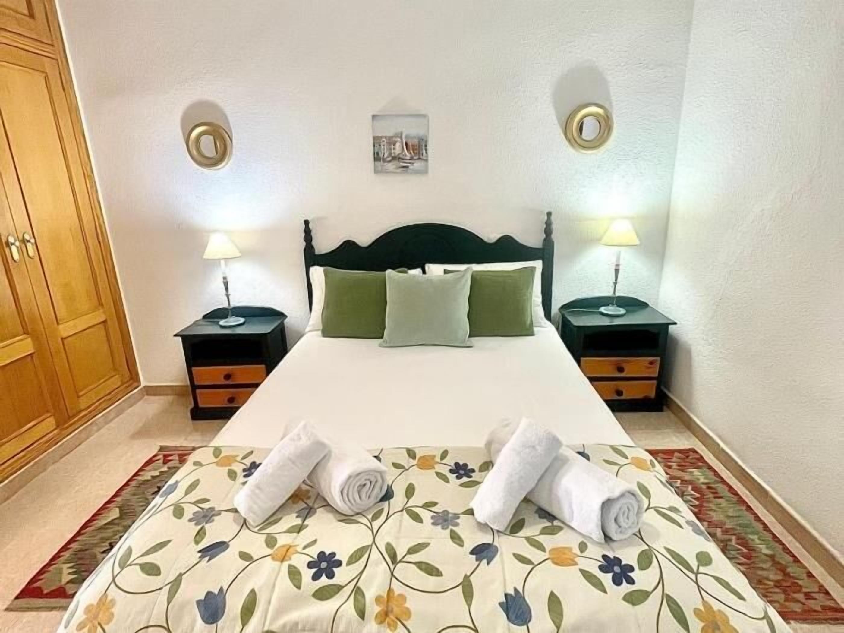 1 habitación, tabla de planchar con plancha, internet y ropa de cama 