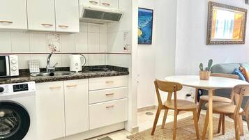 Refrigerador, microondas, cafetera y tetera y tostadora