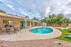 Pool - New luxury villa 5 min from strip spacious 5-bed (Las Vegas)