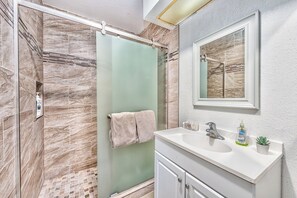 Dusche, Haartrockner, Handtücher, Seife