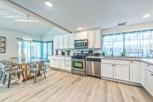 Toaster, Kochgeschirr/Geschirr/Besteck, Esstisch