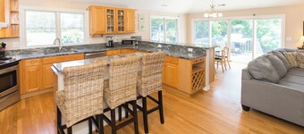 Three Mermaids- New Listing Walk 2 Beach, Pool, Waterfront