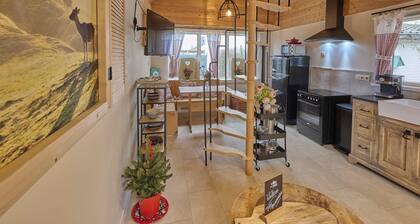 Cosy house with private terrace and hot tub