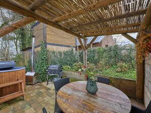 Outdoor dining - Cosy house with private terrace and hot tub (Heijenrath)