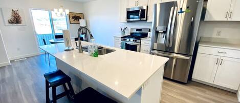 冰箱、微波炉、烤箱、炉灶