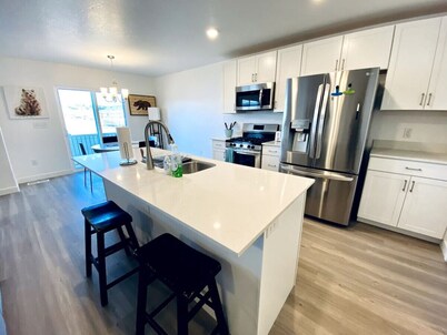 Lehi Retreat | Massage* | Sleeps 7 | BBQ