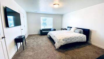 3 間睡房、書桌、熨斗/熨衫板、可攜式嬰兒床