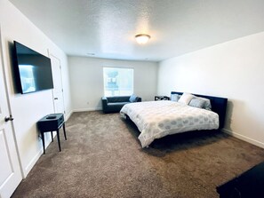 3 Schlafzimmer, Schreibtisch, Bügeleisen/Bügelbrett, Reisekinderbett