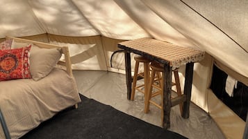 1 habitación, escritorio y ropa de cama