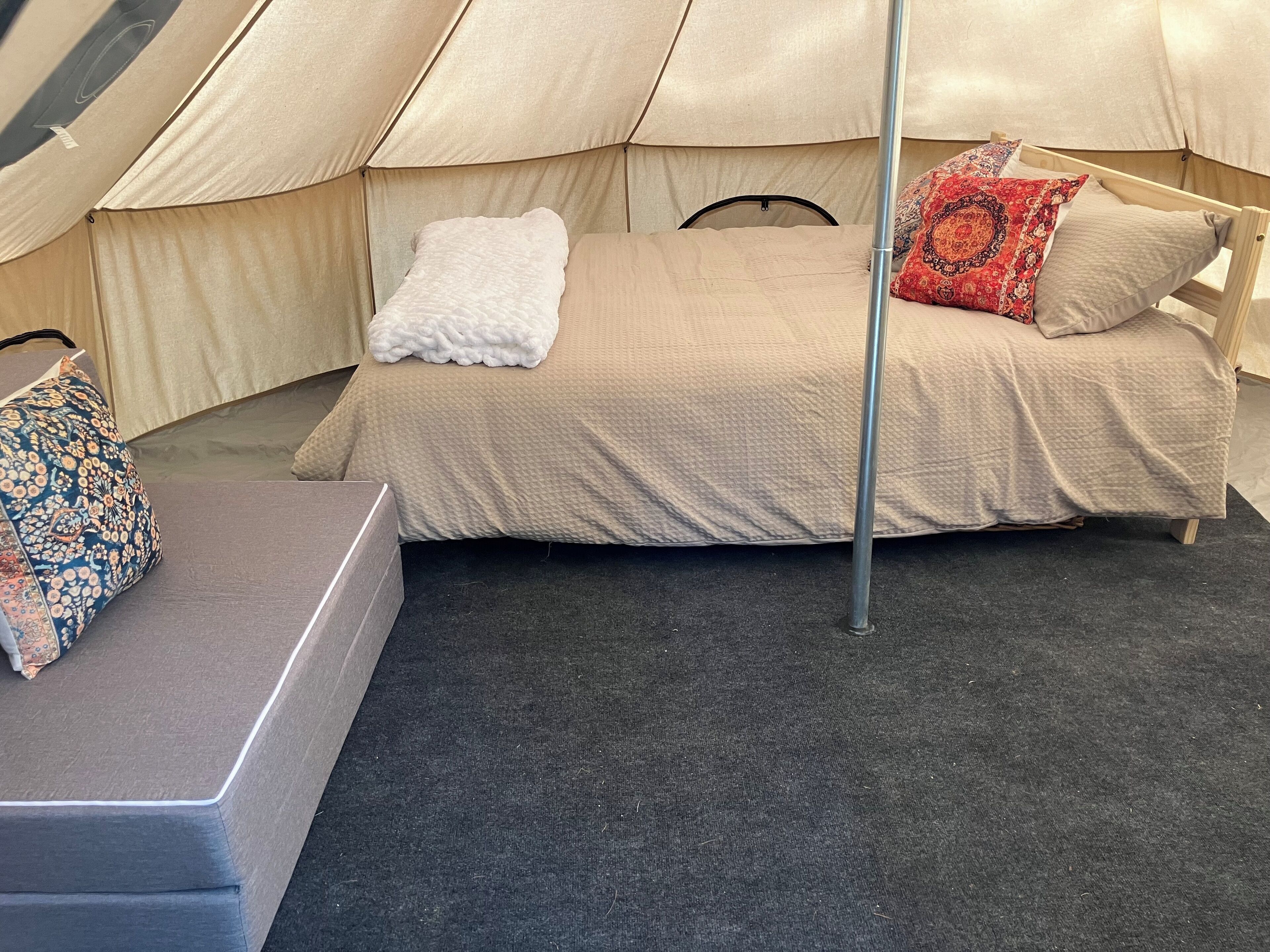 1 多间卧室、办公桌、床单