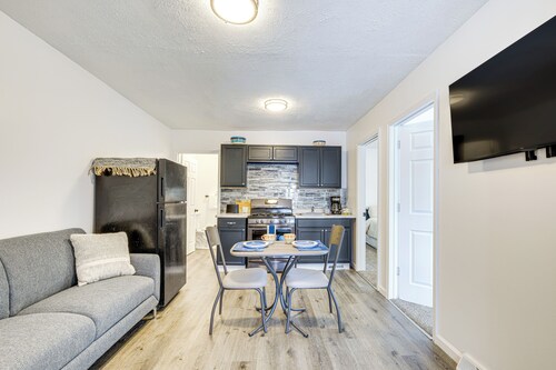 Walkable Barberton Apartment: 9 Mi to Akron!