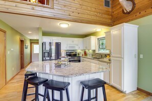 Fridge, microwave, stovetop, dishwasher - Peaceful Greers Ferry Cabin w/ Deck & Lake View! (Greers Ferry)