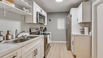 Frigorífico, microondas, placa de cocina y cafetera o tetera