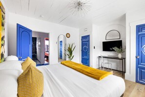 3 soverom, skrivebord, strykejern/-brett og reiseseng for barn