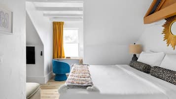 3 bedrooms, desk, iron/ironing board, travel crib