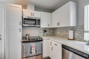 Fridge, microwave, stovetop, dishwasher - Walk to Sand: Surfside Beach Getaway w/ Deck (Freeport)