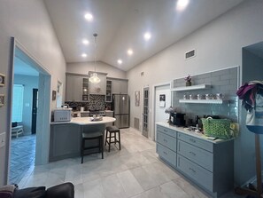 Fridge, microwave, oven, stovetop - Park Forest Villa, over 55, community pool, clubhouse available for winter 25/26 (Englewood)