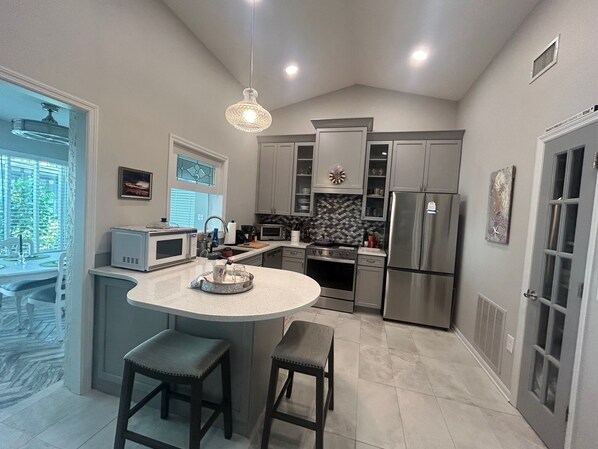 Fridge, microwave, oven, stovetop - Park Forest Villa, over 55, community pool, clubhouse available for winter 25/26 (Englewood)