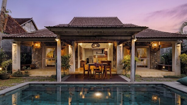 A house with a pool, a dining area, and a kitchen. - Uddhara Ubud Villa (Ubud)