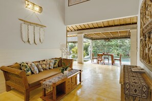 别墅, 2 间卧室, 泳池景观 | 起居区 | 平板电视