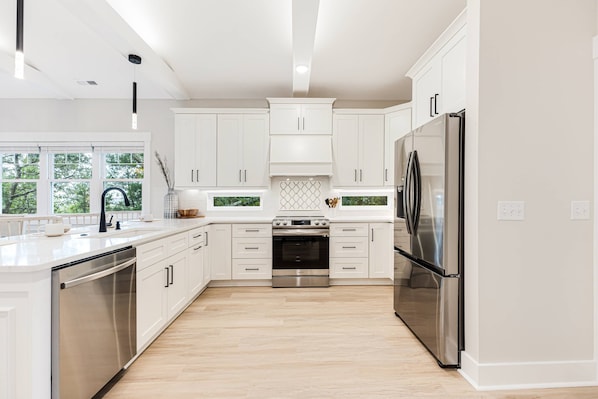 Fridge, microwave, stovetop, dishwasher