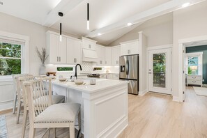 Réfrigérateur, micro-ondes, plaque de cuisson, lave-vaisselle