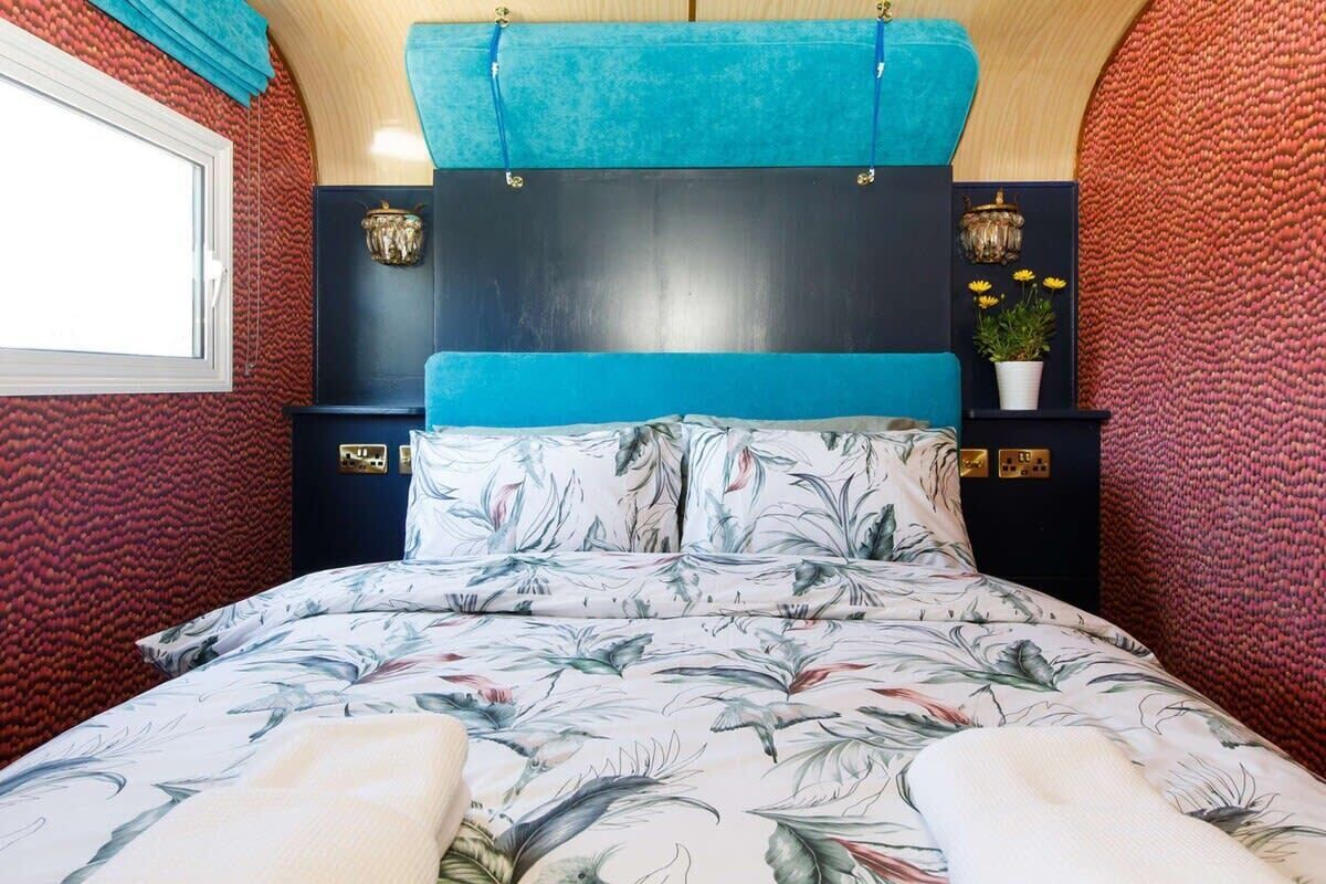 5 bedrooms, bed sheets