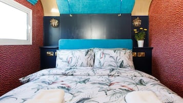 5 bedrooms, bed sheets