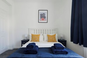 10 عدّة غرف نوم ومكواة/لوح كي وواي فاي وملاءات أسرّة