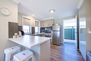 Kjøleskap, mikrobølgeovn, ovn og kokeplater